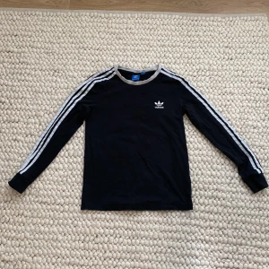 Adidas tröja - Adidaströja. Svart med vita ränder. Storlek 34