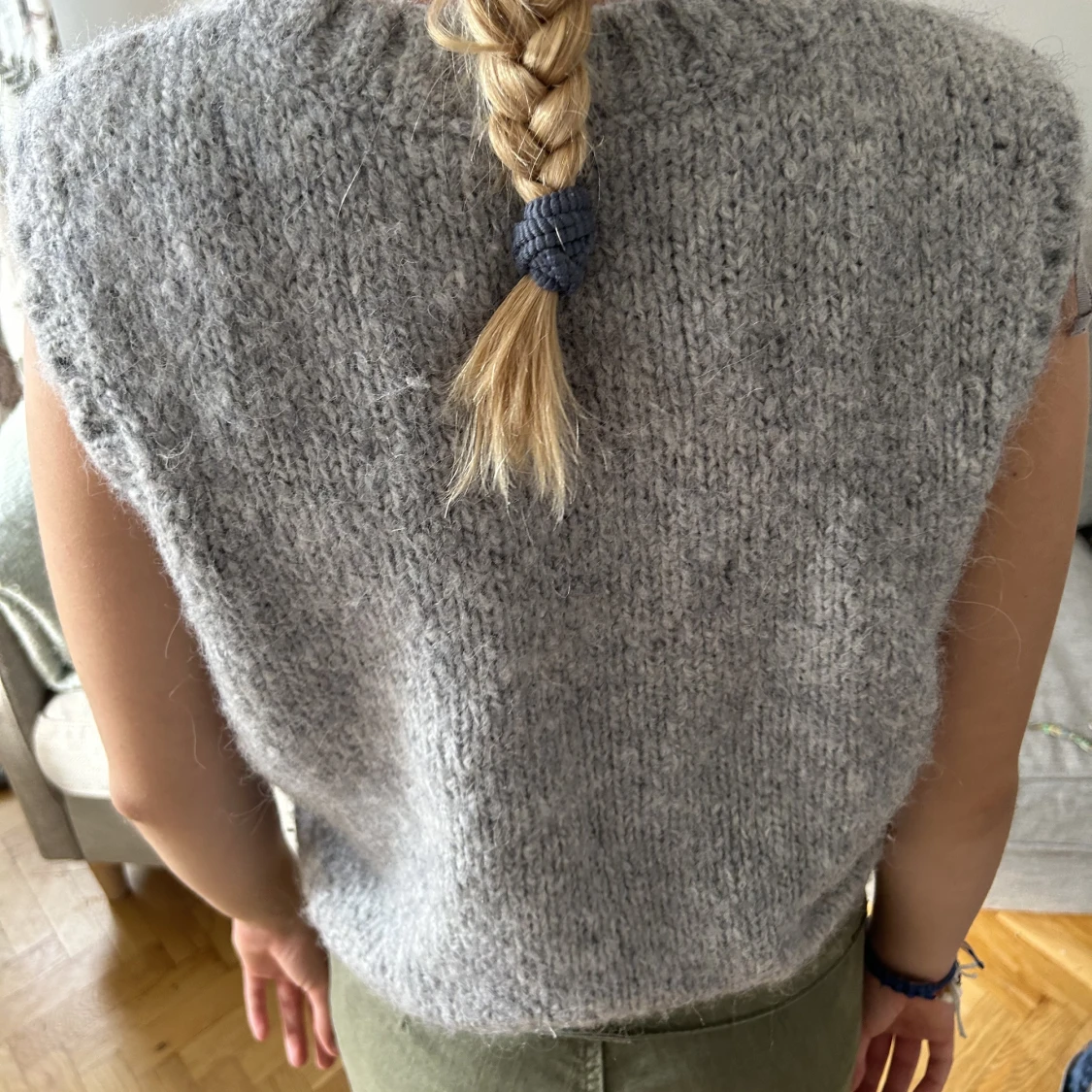 Grå stickad väst  - 90