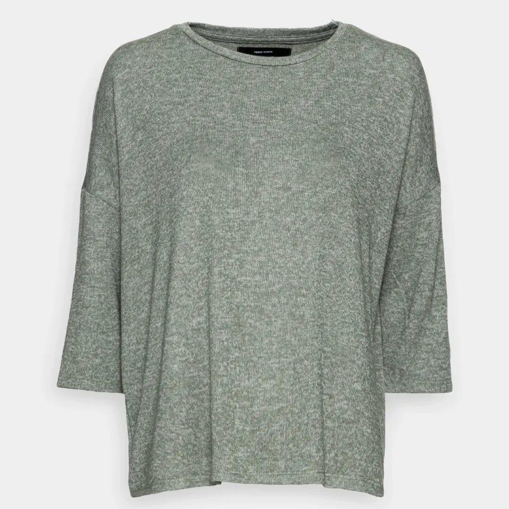 Säljer denna fina trekvarts tröjan som inte kommer till användning längre men den är Ibra skick då jag köpte i våras💕💕. T-shirts.