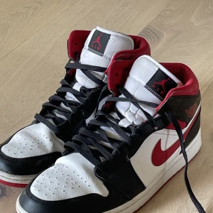 Jordan 1 Mid Gym Red Black - Nypris: 2600 kr Säljer för att de är för stora. Hör av om du vill ha fler bilder.  Kan sänka pris vid snabb affär.