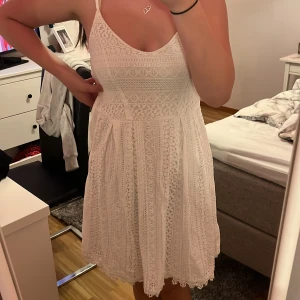 Vit klänning  - Säljer denna klänning från zalando för att den är liten i storleken, aldrig använd, priset går att diskutera och ni betalar frakt💞