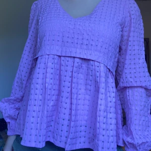 Topp med volang - Såå himla fin topp men har tyvärr Sötis använt den…den är helt ny med prislapp kvar