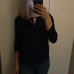 Marinblå blus - Jättefin marinblå trekvarts ärmad blus från STOCKH LM. Dragkedjan har lossnat lite därmed lågt pris, annars fint skick.