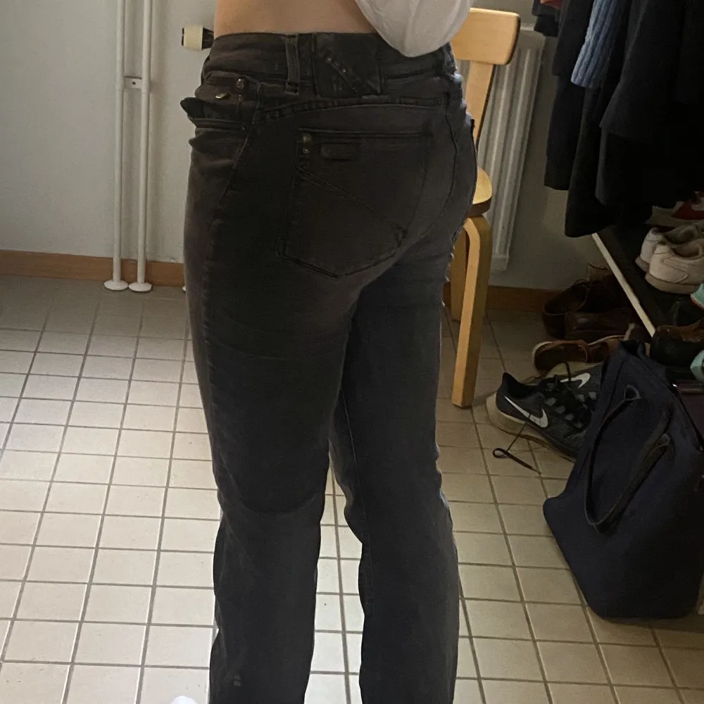 Lågmidjade gråa jeans köpa på second hand! Saknar storlek men sitter bra på mig som är 171 cm och vanligtvis har ungefär W 28, L 32 i jeans. Kan skicka fler bilder 🥰. Jeans & Byxor.