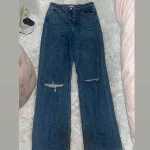 Väldigt fina jeans som sitter otroligt bra på benen🥰 men de är litte smutsiga och sönder längst ner (som ni kan se på bilden) pga att de har vart för långa för mig, men det går att tvätta bort.