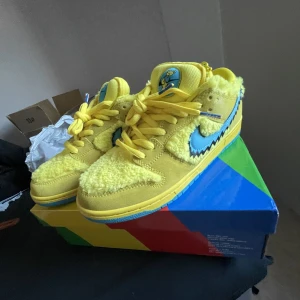 Nike dunked Low ”yellow bear” - Helt nya dunks ”yellow bear” för ett super bra pris, skriv vid minsta intresse