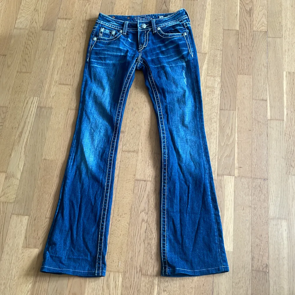 Äkta Miss me jeans storlek 26. Jeansen är lågmidjade och bootcut❤️Säljer för att dem inte längre kommer till användning. Jeansen är i ett jätte bra skick!. Jeans & Byxor.