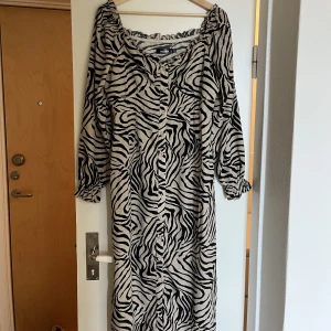 Zebramönstrad klänning  - Zebramönstrad långklänning ifrån missguided. Storlek 42