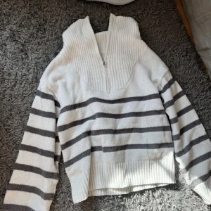 Stickad tröja - Säljer min supermysiga stickade tröja köpt på plick! Bra skick och passar S men storleken är M