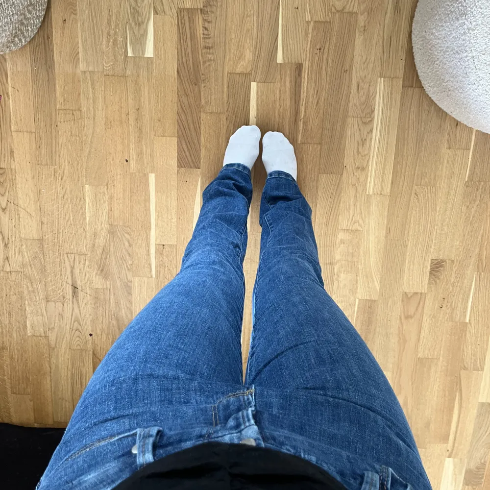 Midwaist jeans från zara, aldrig använda. Köparen står för frakten 🥰. Jeans & Byxor.