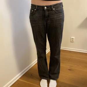 Snygga jeans från weekday. Modell Arrow low. Säljer då dom inte kommer till användning.