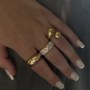 Guld ringar - Guldringar i rostfri stål (förutom den i mitten) storlek 6. Fint skick på alla 💛