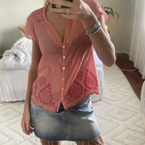 Zadig blus - Säljer denna jättegulliga blus från Zadig&voltaire!  Den har en pytteliten lagning vilket dock inte alls något man tänker på, kan skicka bild på det om det önskas. Uppskattar att nypris låg på 2000. Storlek M men jag har vanligtvis S som referens!💗