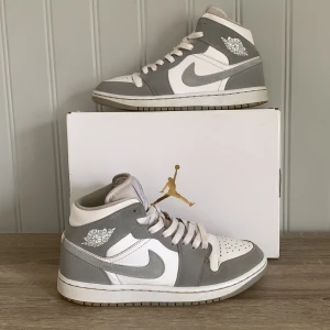 Jordan 1 - Jordan 1 wolf grey i storlek 39. säljer pågrund av att jag har växt ur dom. köpt från Merch Sweden. (Nypris 3 800). Skriv om ni fuderar över något😊