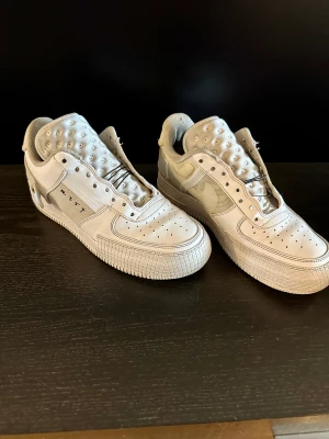 Nike Air Force 1 type 2 - Säljer ett par ”Nike air Force 1 type 2” Till dem som gillar Air Force, men tröttnat på att alla har dem. Skorna är använda, men bra skick! Lyckas man hitta ett par så ligger dem på 3000kr+ Snören skickas självklart med, tagits bort för foto.