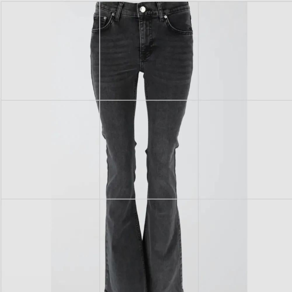 Säljer dessa fina jeans då dom inte längre kommer till användning! De är väldigt sparsamt använda☺️ Nypris 500kr, men säljer dem för 200kr💕 Köparen står för frakten och betalning sker via Swish💕 . Jeans & Byxor.