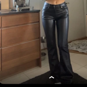 Pu byxor - Full length flare model super snygga. Storlek 36. Nypris 500 mitt pris 250. Använda 2-3 gånger 