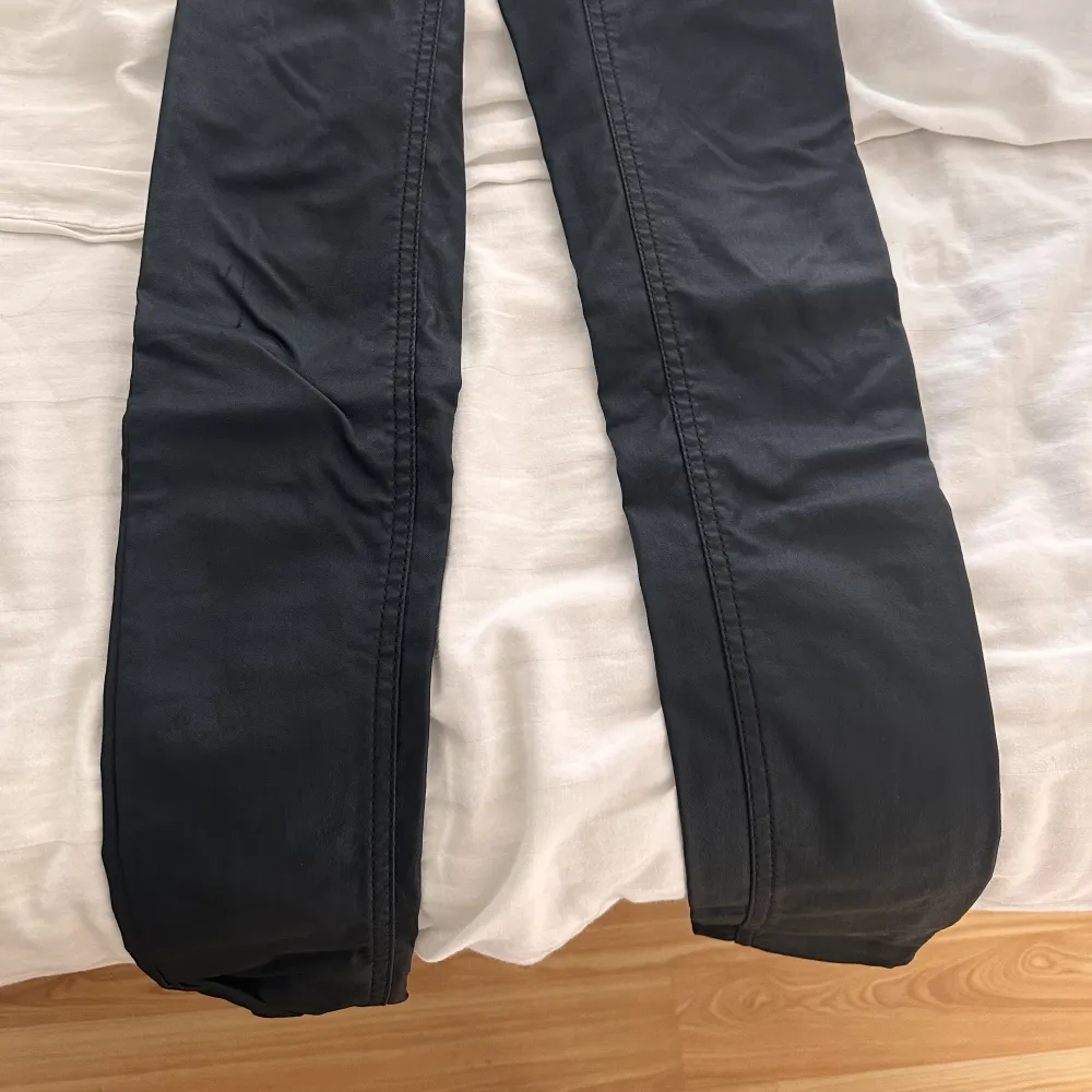 Skinnbyxor i Bootcut, har även en slut på utsidan av byxorna längst ner.. Jeans & Byxor.