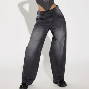 HELT NYA Oversizade gråa byxor  - NYKÖPTA gråa oversized byxor, med lappar. Passar en stor 38:a. Strl 9uk. Var tyvärr lite för stora som vanligtvis har 36:a och är 158. Från fashion nova! 