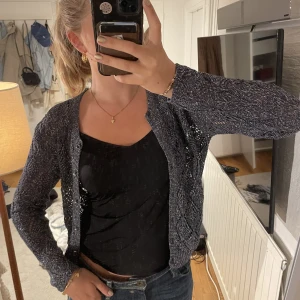 Virkad kofta med glitter - Fin blå glittrig kofta köpt secondhand i Paris