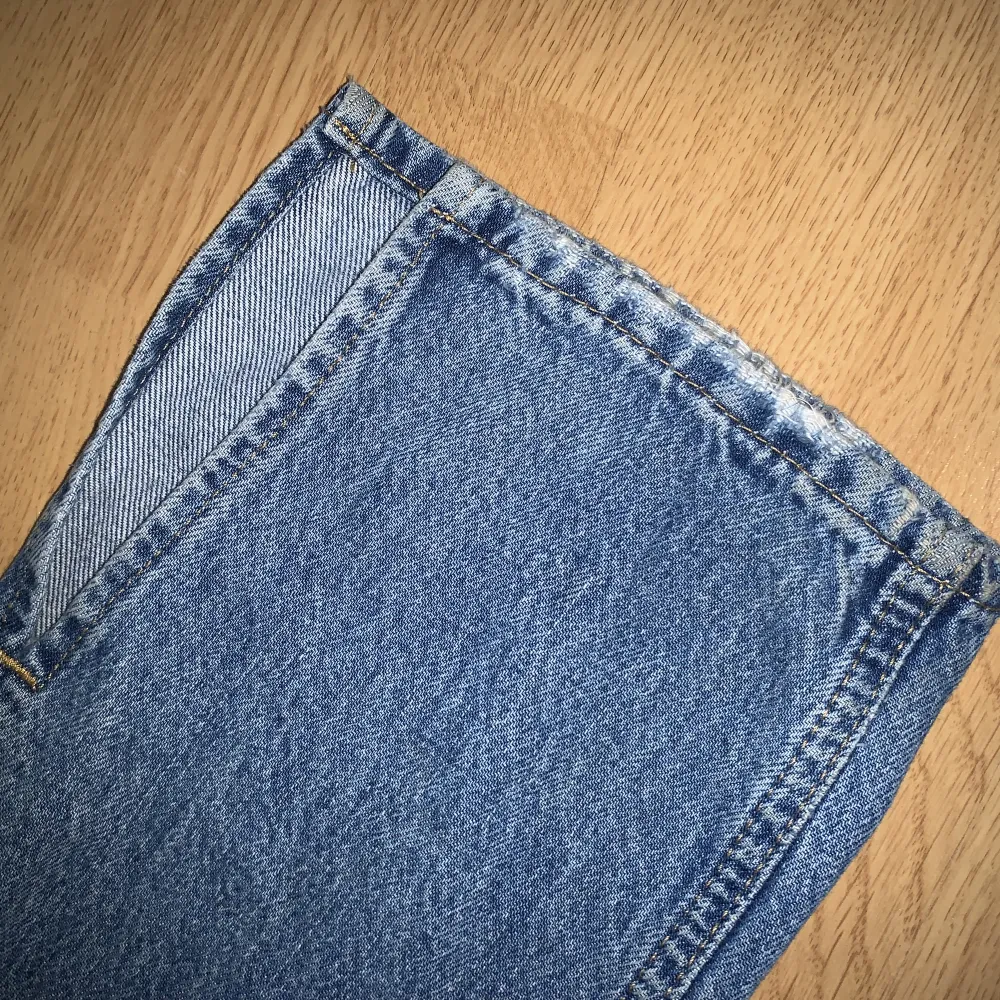 Svin snygga jeans från gina tricot med en slits! Storlek 146-152 100kr + frakt  Hör av er om ni vill ha fler bilder eller mått!💞. Jeans & Byxor.