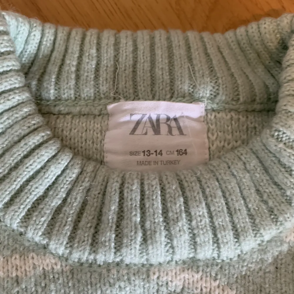 Super mysig stickad tröja från Zara i storlek  164/13-14y   200kr +frakt  Hör av er för fler bilder eller mått💞. Stickat.