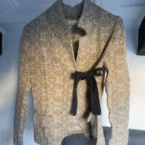 Ullkofta Odd molly - Ullkofta (80%ull, 20% nylon) från Odd molly. Fantastiskt fin nu i höst 🧡 Väl använd men inga hål eller defekter. Storlek 1 (motsvarar S). 