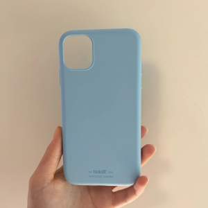 Ett ljusblått mobilskal i silikon från Holdit. Helt utan skador och i bra skick. För iPhone 11