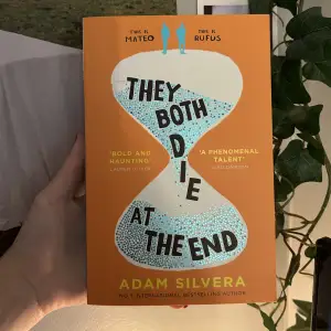 säljer boken ”they both die at the end” av Adam Silvera, boken är i väldigt bra skick då jag inte har läst den. skicka pm för frågor, köparen står för frakten😊