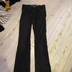 Bootcut jeans - Bootcutjeans köpta på Lindex! Storlek 164 men passar bra på mig som brukar bära xs-s! Jag är 165 men tkr dom är lite korta så skulle rekommendera på nån som är lite kortare.💞💞 skriv privat för mer bilder ❤️TRYCK EJ PÅ KÖP NU!!!!!
