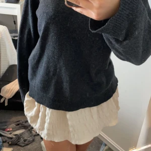söt beige kjol från zara! - superfin kjol från zara som inte kommer till användning.🥰(kjolen har även insydda shorts)