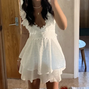  Vit klänning - Säljer den otrooligt fina klänningen, perfekt till studenten!❤️‍🩹 Den är i strl Xs och passar en 34/36! I nyskick endast använd en gång, köparen står för frakt❤️‍🩹