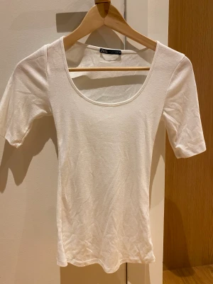 Tröja - Säljer denna väldigt genomskinliga men fina tröja som aldrig användas! 🌸