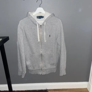 Polo Ralph lauren zip  - Polo Ralph lauren zip hoodie i storlek M. Pris kan diskuteras vid snabb affär
