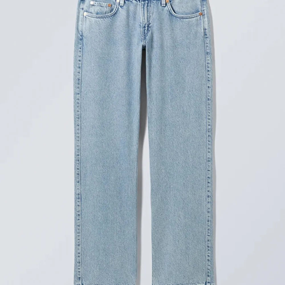 Arrow Low Straight Jeans från Weekday. Är i färgen Summer Blue.  De är i väldigt fint skick! Skriv för fler bilder. . Jeans & Byxor.