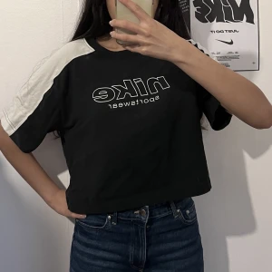 Nike tröja svart vit design - Svart vit nike tröja/t-shirt. Har används ett par gånger men i bra skick. Inga synliga skador. Storlek S. 