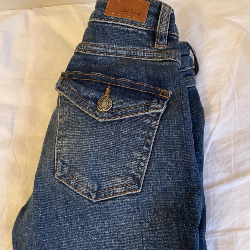Jättesnygga lågmidjade jeans med samma fickor som true religion från ett märke som heter Subdued. Säljer dom pga att dom är för små🥰. Jeans & Byxor.
