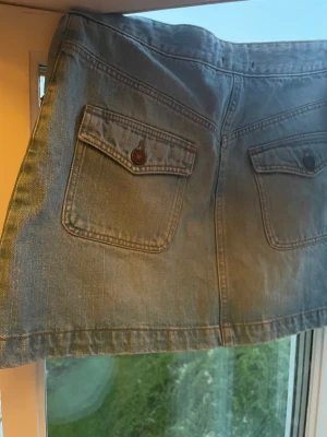 Jeans kjol - Superfint och trendig  jeans kjol super bra sick, säljer för att jag inte får någon användning för den köpte den här på Plick för 600kr och jag har aldrig använt den💗