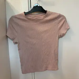 Söt ljusråsa T-shirt från H&M 