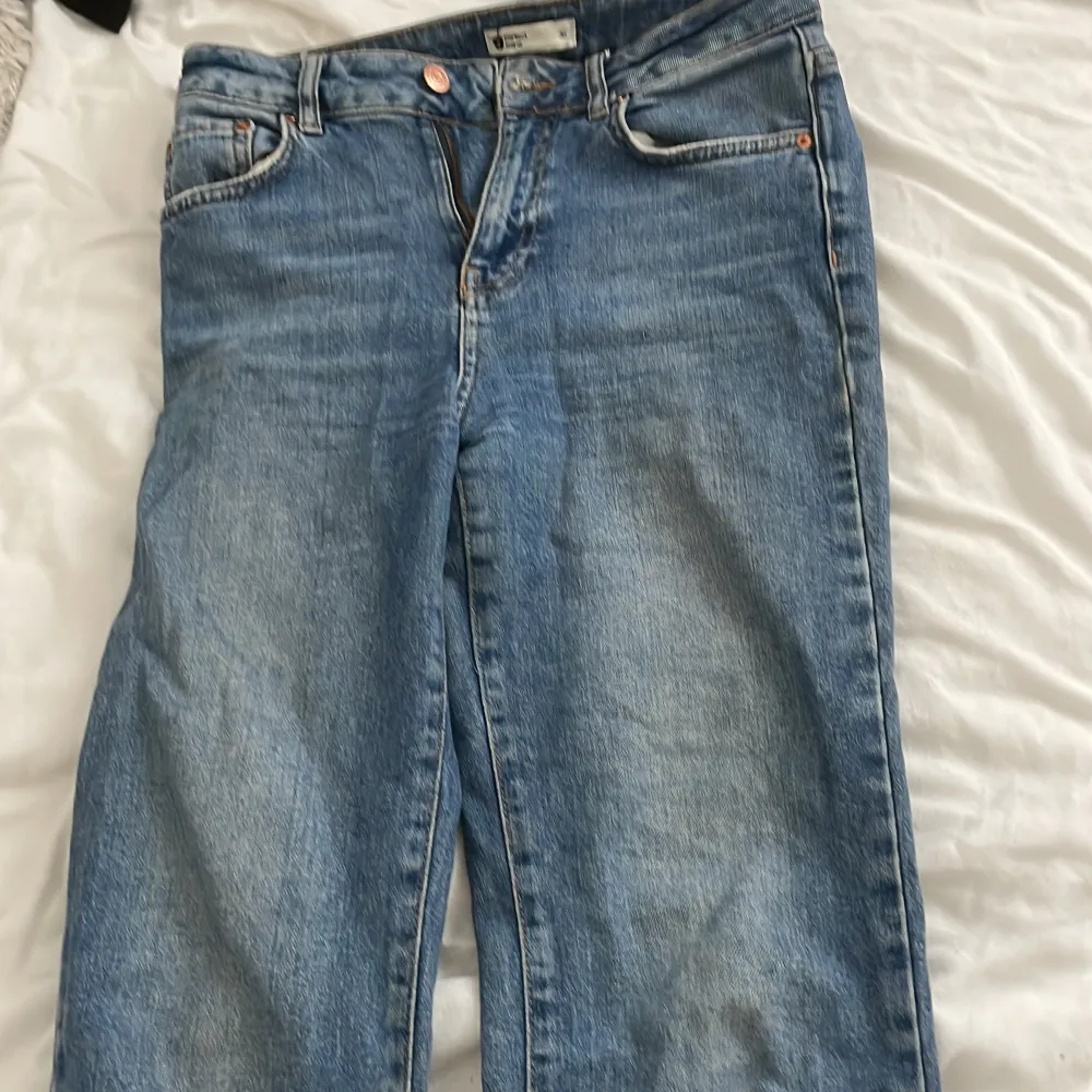 Blå jeans ifrån ginatricot, högmidjade och är lite bootcut där nere <3 köpta på sellpy . Jeans & Byxor.