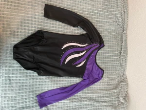 Gymnastikdräkt  - Inga defekter, väldigt fin dräkt, säljer då den är för liten för mig. Storlek är lite oklart då det bara står 12A, men fråga om du undrar om det passar dig så kanske jag kan hjälpa till  