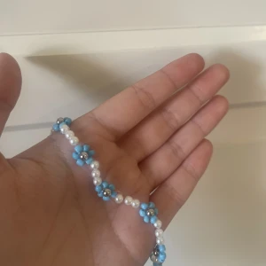 Blomarmband - Man får välja färg på blommorna 🩵