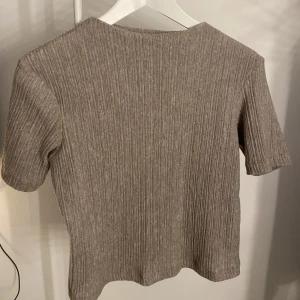 Zara topp  - Säljer denna toppen/tshirten från zara då den inte kommer till användning längre! Använd fåtal gånger och därför finns det häller inga defekter. Väldigt mjukt och skönt material!💗