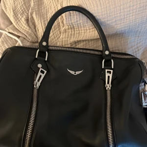 Zadig sunnybag - Säljer min mellan stora Zadig sunnybag💗 Nypris5800kr använd ett fåtal gånger💗 sååå fin och rymlig perfekt till skolan då dator och kläder får plats🥰