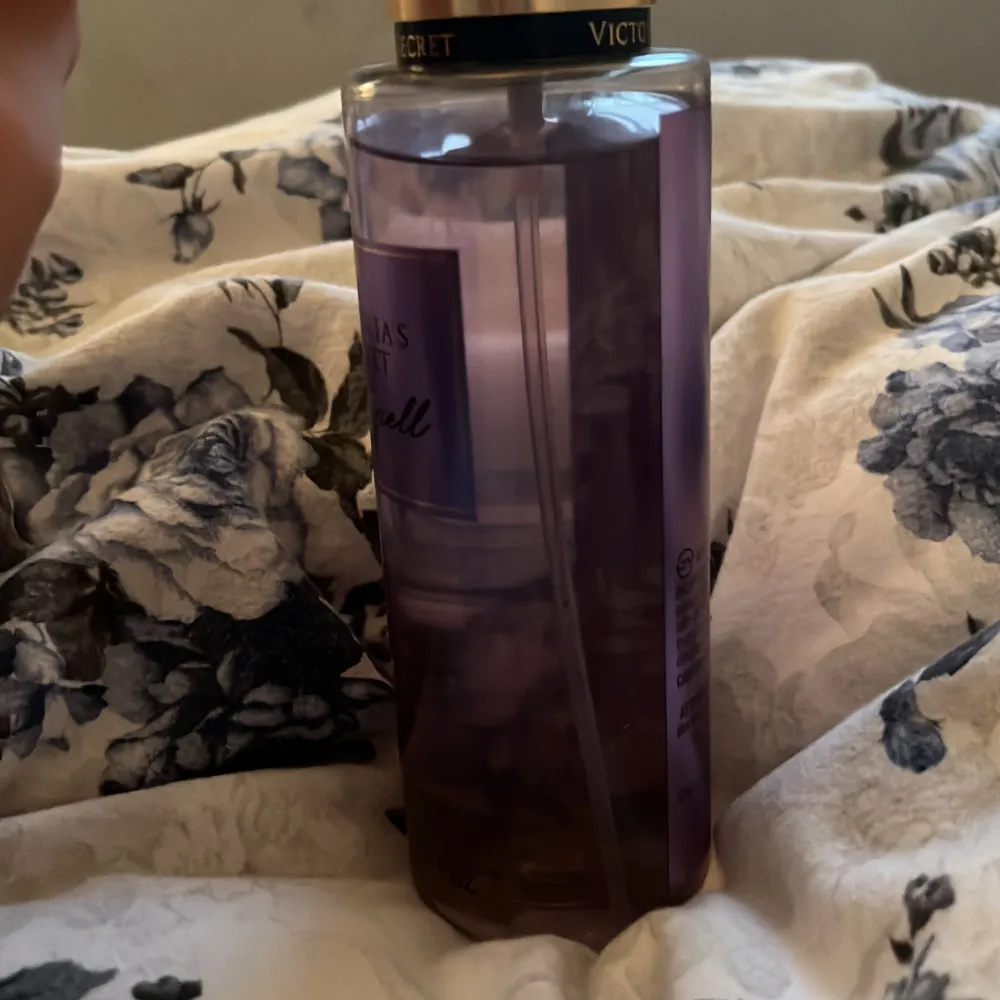 Jag säljer min body mist ”love spell” från victoria’s sectret. Doften beskrivs på sista bilden. Nypris 275kr. Övrigt.