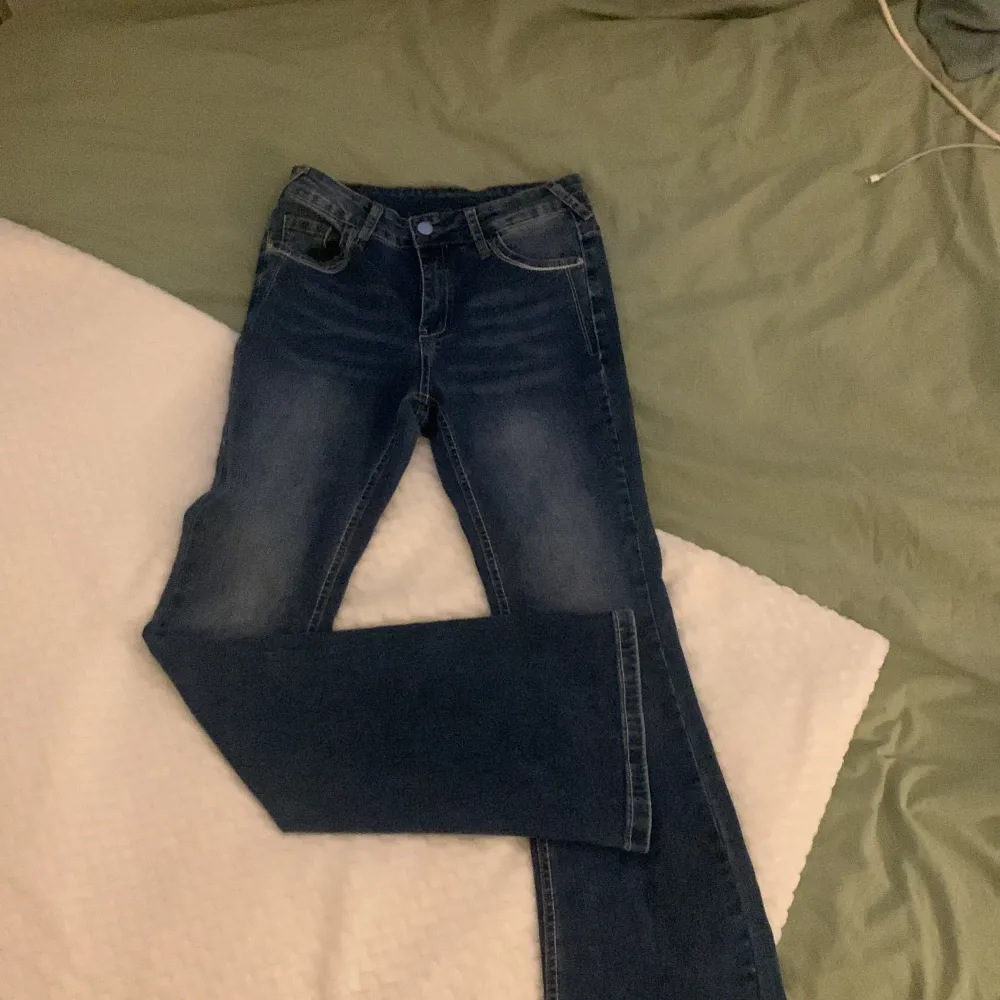 Utåtsvängda jeans men jättefina fickor, säljer för att jag inte har använt dom en enda gång . Jeans & Byxor.