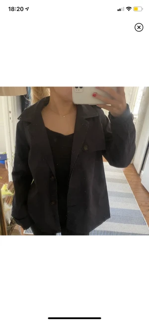 Blå kort trenchcoat  - Så snygg blå trenchcoat, bra skick! 