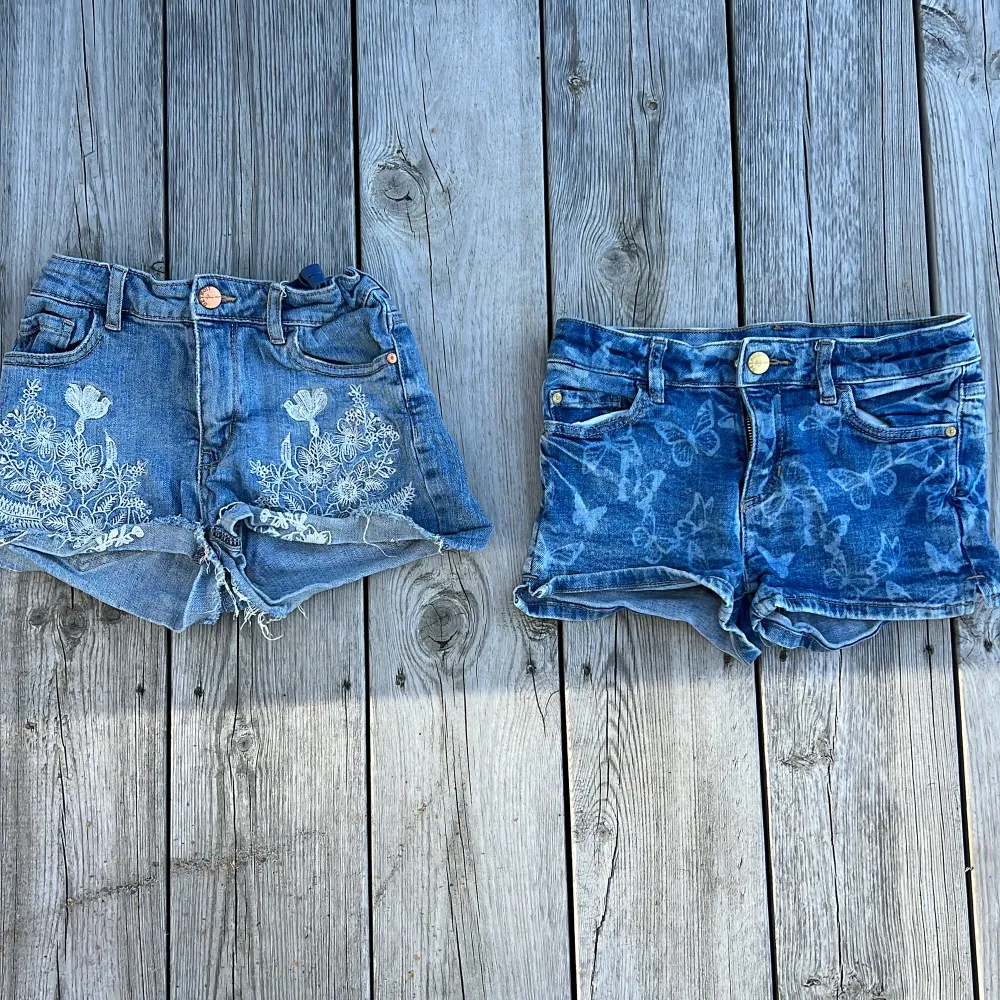 3 fina jeansshorts. 💖Alla är från Lindex men de ljusblå är inte samme kollektion som de andra. De är i storlek 152 medans de blommiga och de med fjärilar är i storlek 134. Pris för alla tre 150kr. 💕. Shorts.