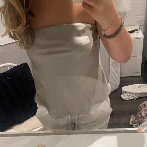 Satin topp  - Jättefin satintopp från zara, använd 1 gång Köpt för 300 säljer för 150❣️  