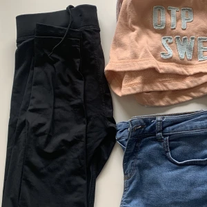 Träningstights  - Träningstights S: 19kr  Kan mötas upp Vid Köp av alla plagg på bild: 59kr Vid köp av alla kläder (Se profil) 249kr